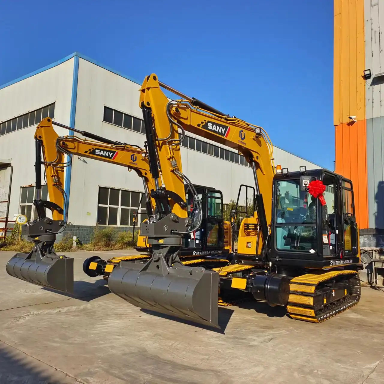 Can the rotating excavator bucket perform shoulder forming operations?